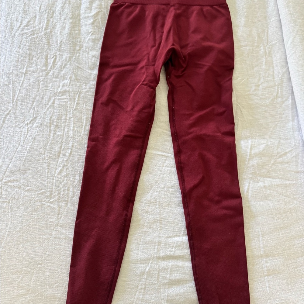 Maroon Leggings with Streamlined Silhouette